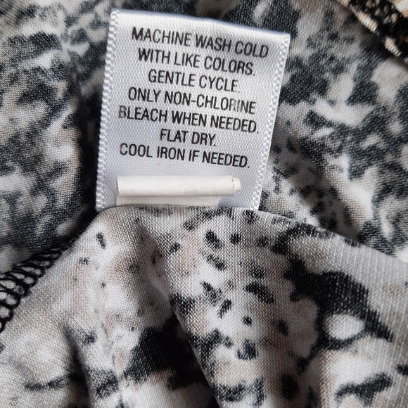 DANA BUCHMAN - Dressy Pleated V-Neck Snake Skin Design Sleeveless Blouse - Sz: L - Picture 6 of 9